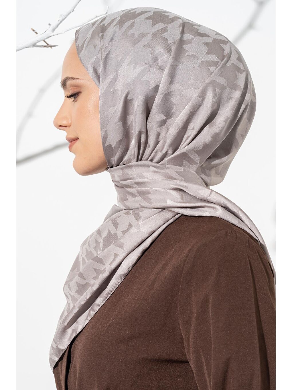 Gri Kadın Tesettür Jakarlı Büyük Desen Kazayağı Şal-4