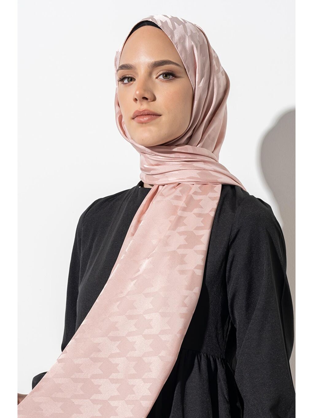 Pembe Kadın Tesettür Jakarlı Büyük Desen Kazayağı Şal-1