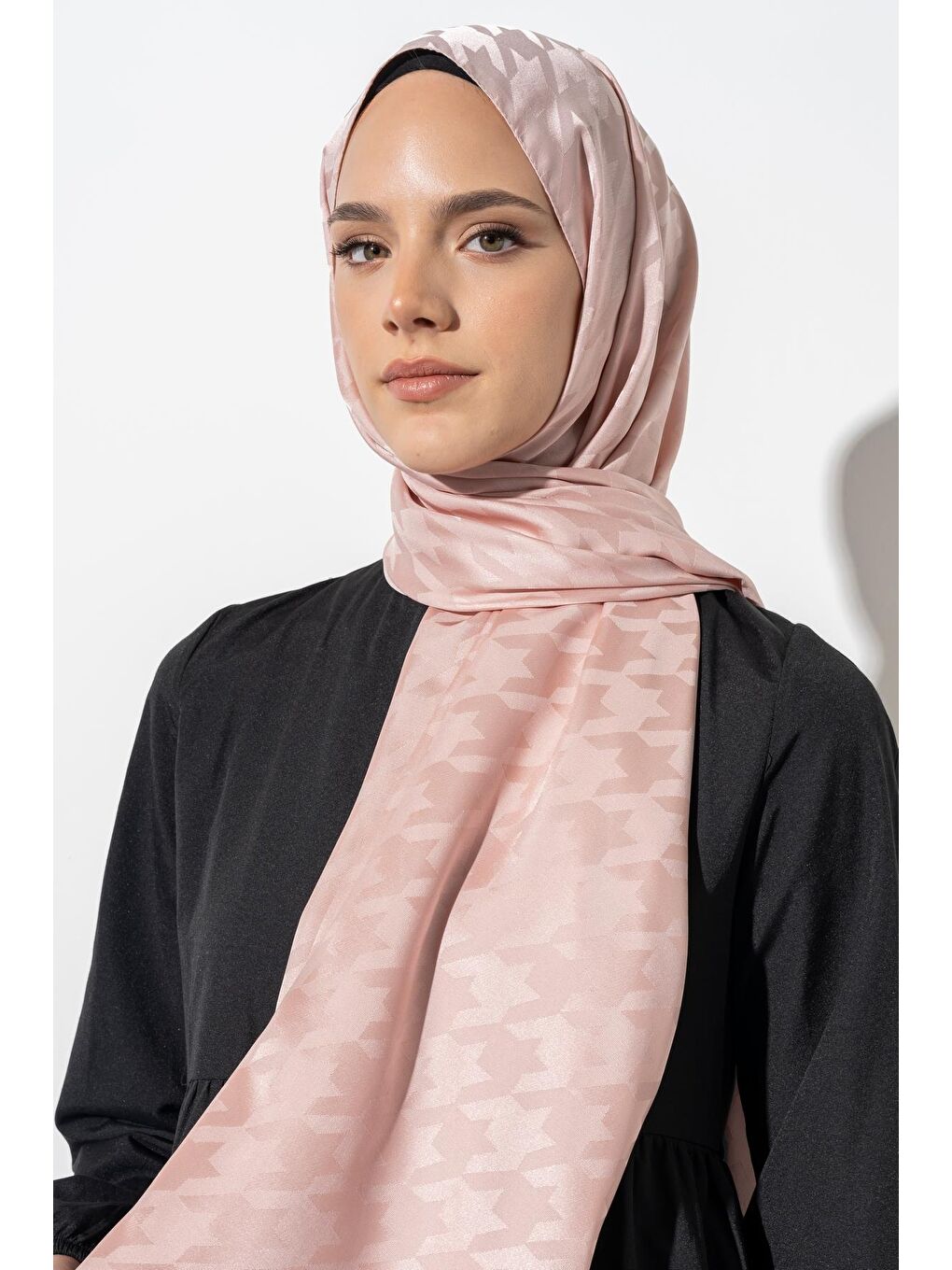 Pembe Kadın Tesettür Jakarlı Büyük Desen Kazayağı Şal-2