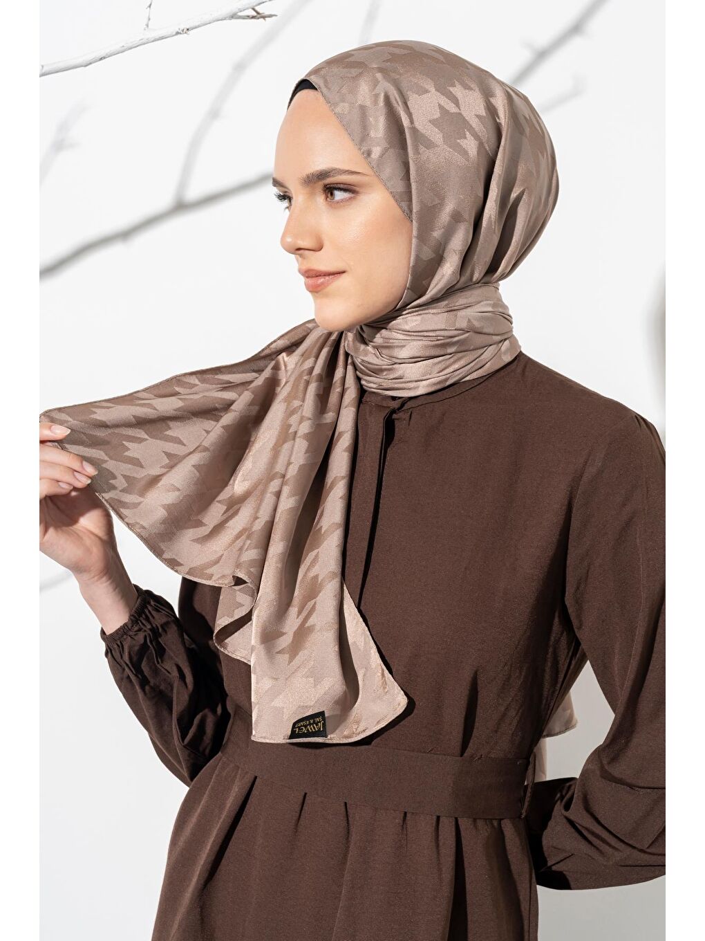 Kahverengi Kadın Tesettür Jakarlı Büyük Desen Kazayağı Şal-2