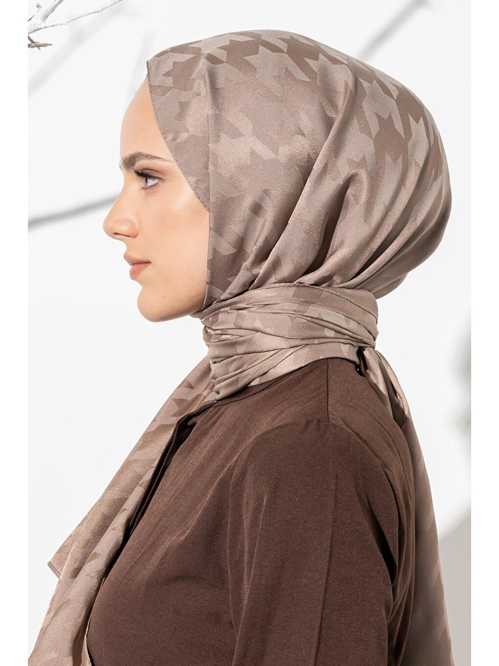 Kahverengi Kadın Tesettür Jakarlı Büyük Desen Kazayağı Şal-3