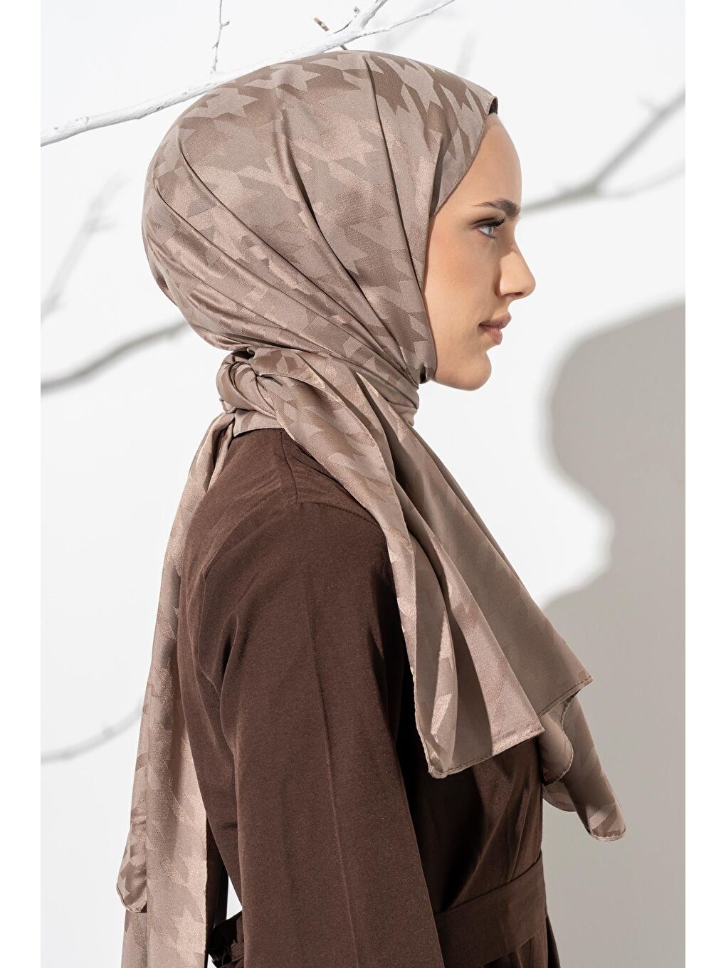 Kahverengi Kadın Tesettür Jakarlı Büyük Desen Kazayağı Şal-4