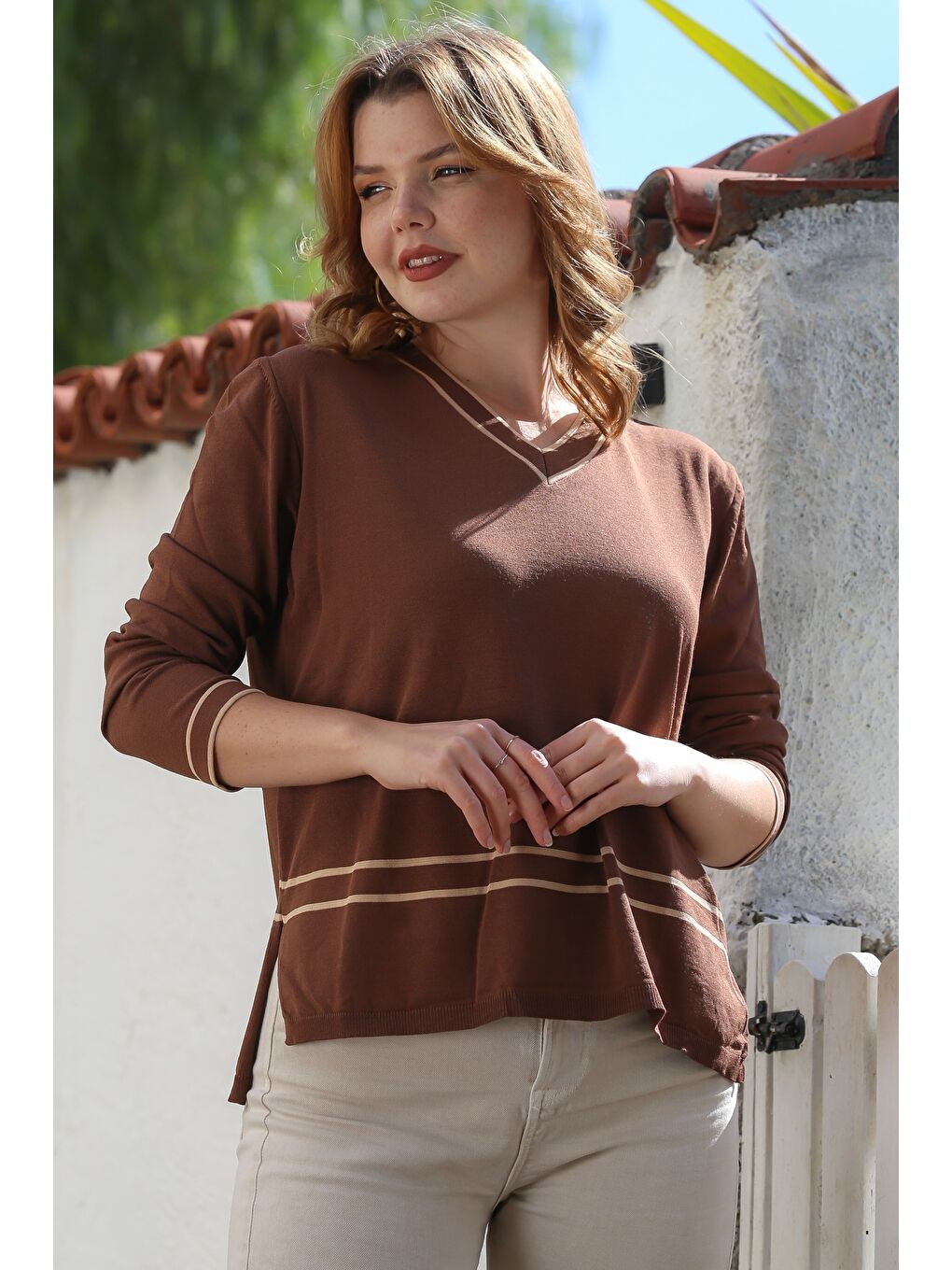 Kahverengi V Yaka Uzun Kol Yırtmaçlı Şeritli Triko Kazak 65 60