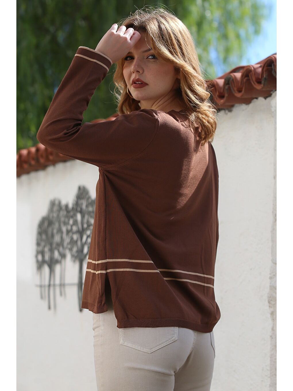 Kahverengi V Yaka Uzun Kol Yırtmaçlı Şeritli Triko Kazak 65 60-1