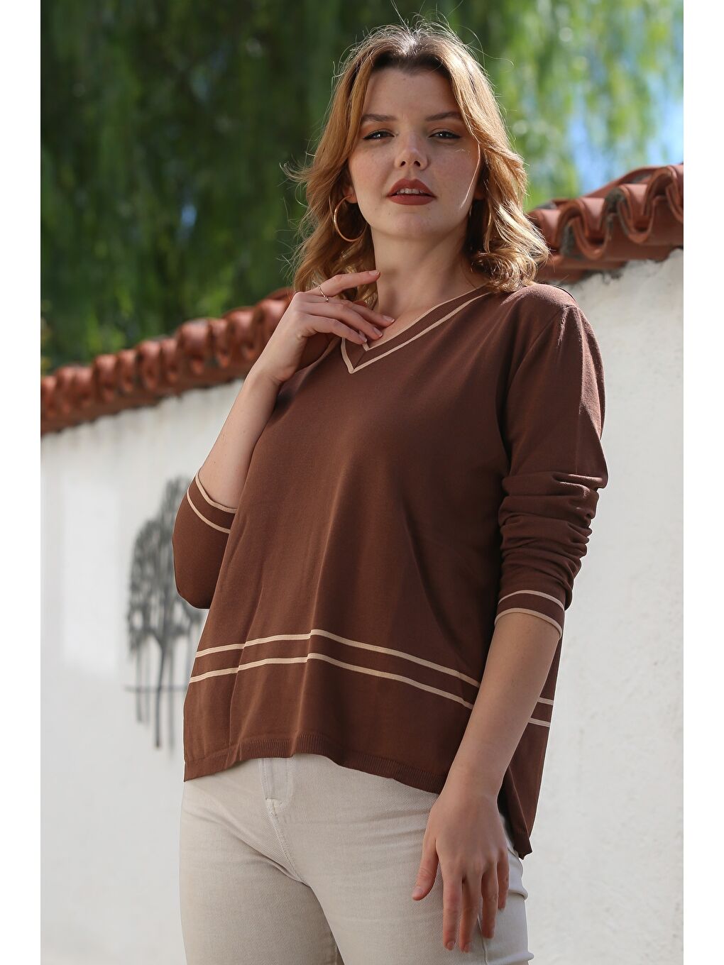 Kahverengi V Yaka Uzun Kol Yırtmaçlı Şeritli Triko Kazak 65 60-2