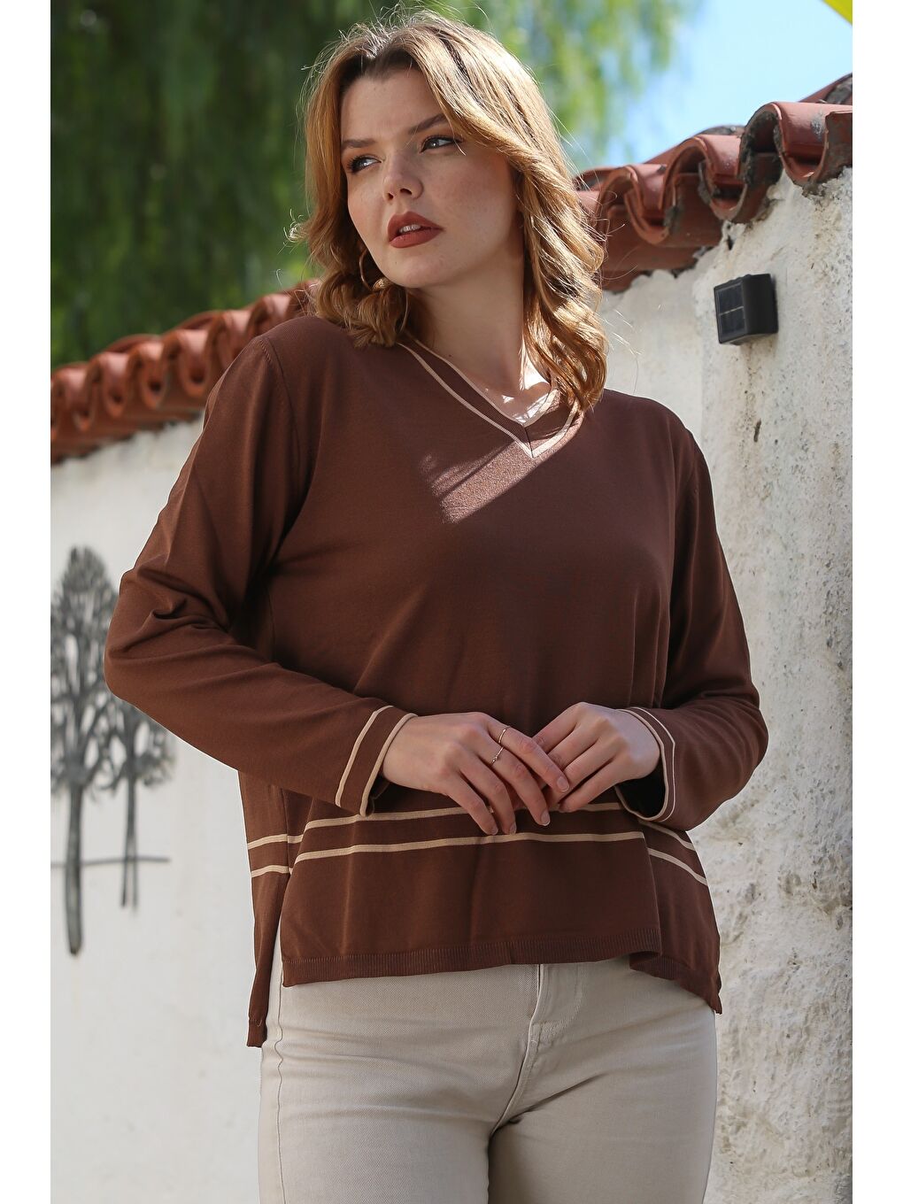 Kahverengi V Yaka Uzun Kol Yırtmaçlı Şeritli Triko Kazak 65 60-3