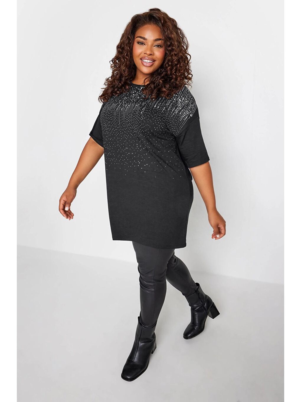 Siyah Büyük Beden Bisiklet Yaka Payet İşlemeli Kısa Kollu Bluz 302552-3