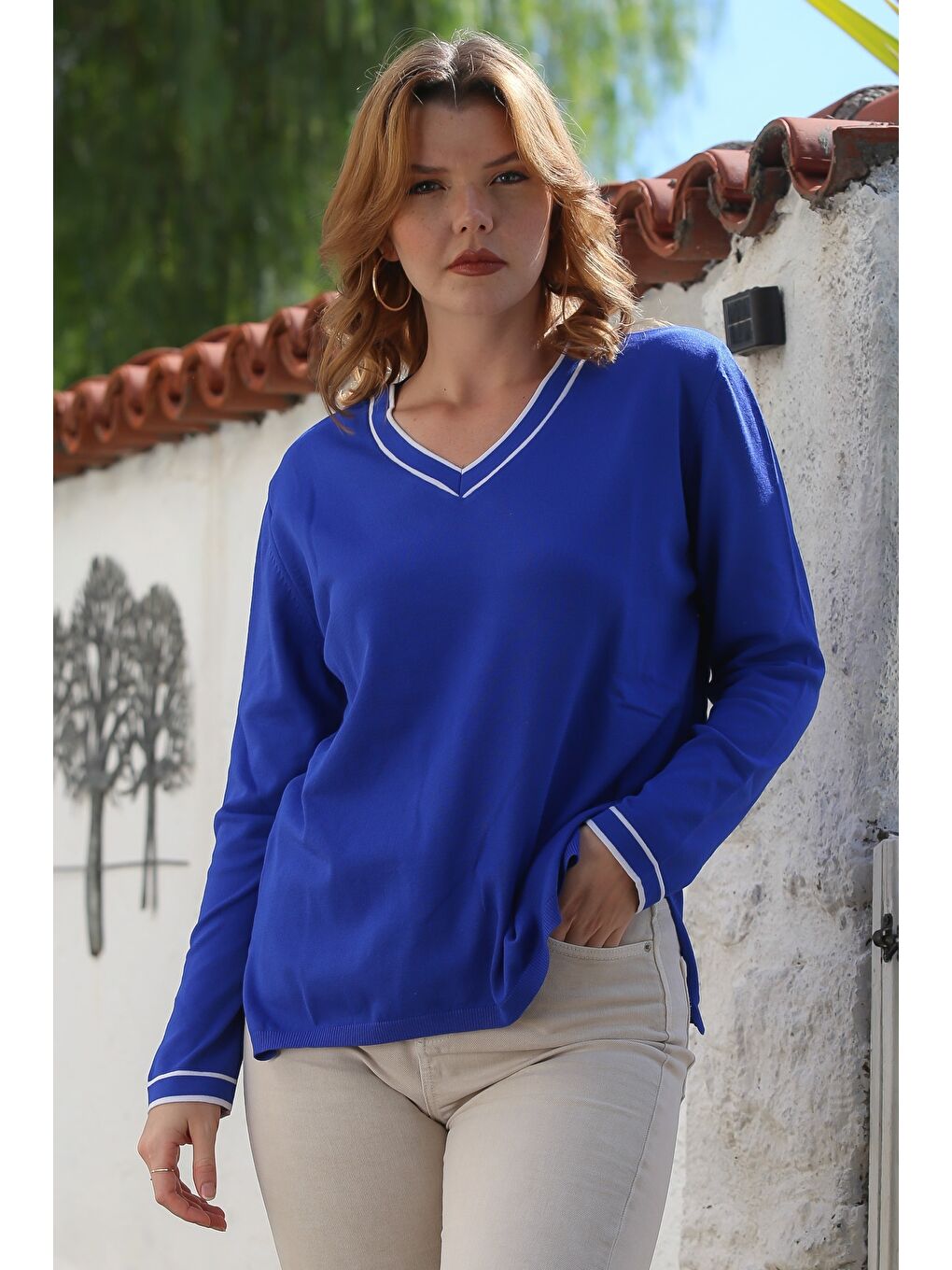 Mavi V Yaka Uzun Kol İnce Yırtmaçlı Triko Kazak 65 60-2