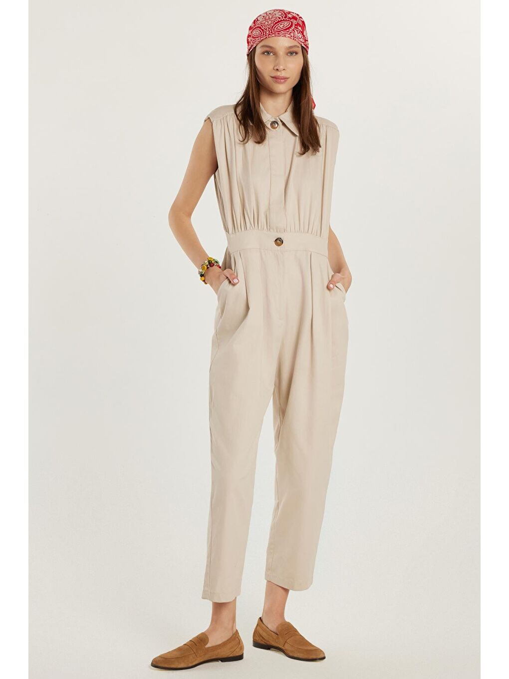 Kadın Slim Fit Dar Kesim Sıfır Kollu Düğmeli Polo Yaka Bej Tulum