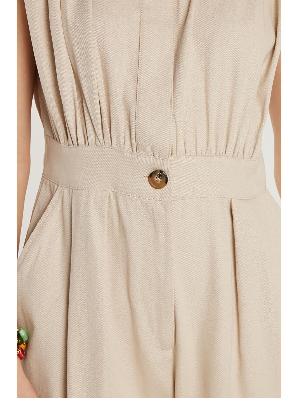 Kadın Slim Fit Dar Kesim Sıfır Kollu Düğmeli Polo Yaka Bej Tulum-2