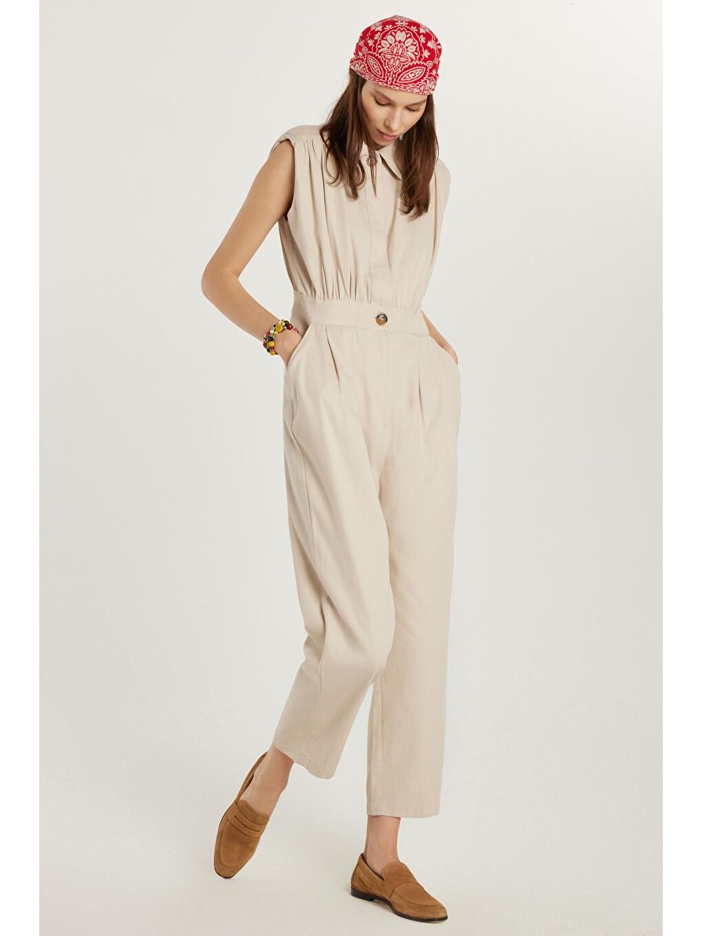 Kadın Slim Fit Dar Kesim Sıfır Kollu Düğmeli Polo Yaka Bej Tulum-3