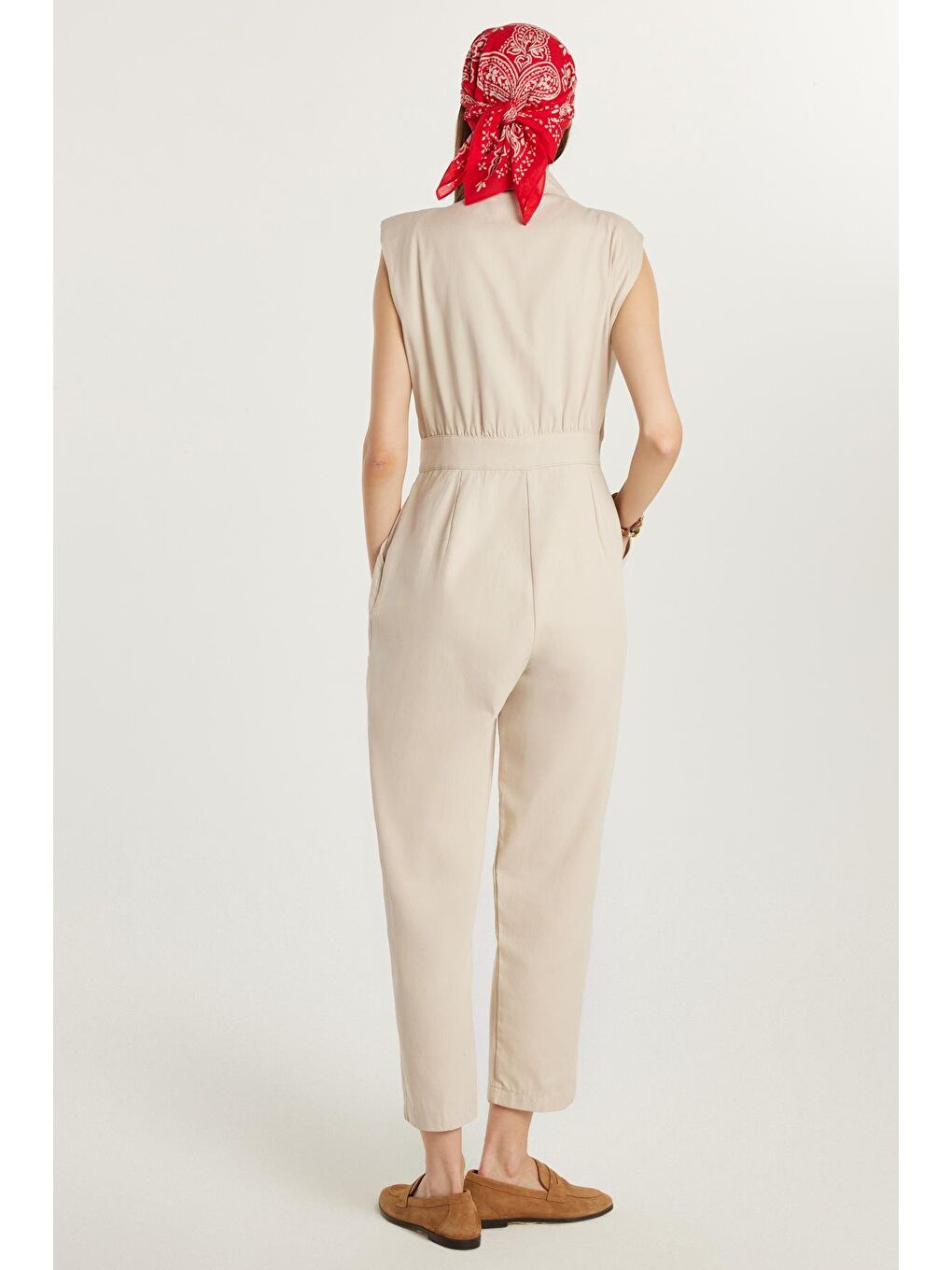 Kadın Slim Fit Dar Kesim Sıfır Kollu Düğmeli Polo Yaka Bej Tulum-4