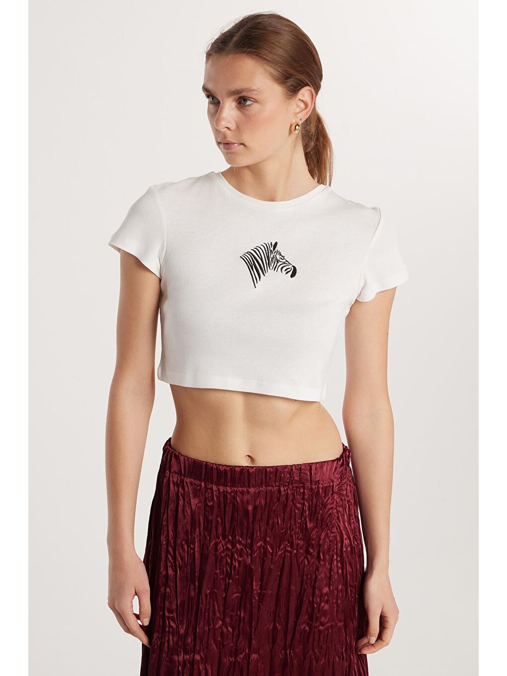 Kadın Slim Fit Dar Kesim %100 Pamuk Bisiklet Yaka Baskılı Beyaz Crop Tişört-1