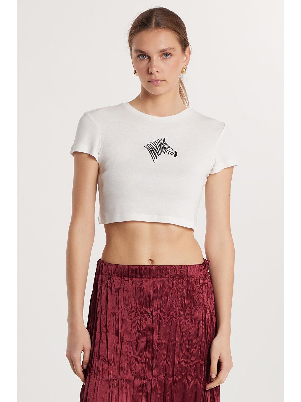 Kadın Slim Fit Dar Kesim %100 Pamuk Bisiklet Yaka Baskılı Beyaz Crop Tişört-3