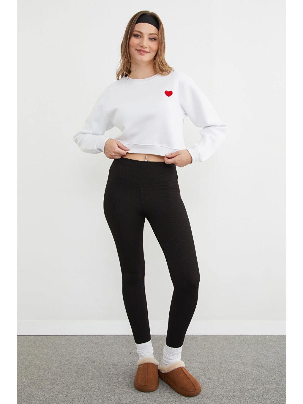 Kırmızı 3 İplik Kalp Nakışlı Crop Sweatshirt-2