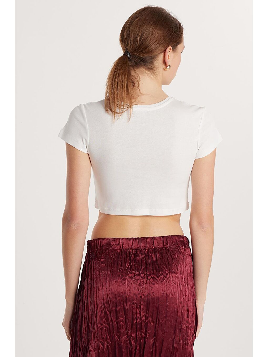 Kadın Slim Fit Dar Kesim %100 Pamuk Bisiklet Yaka Baskılı Beyaz Crop Tişört-4