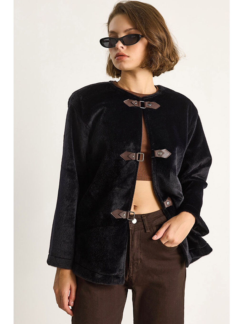 Siyah Kadın Deri Toka Detaylı Astarlı Yün Dokulu Kısa Kaban