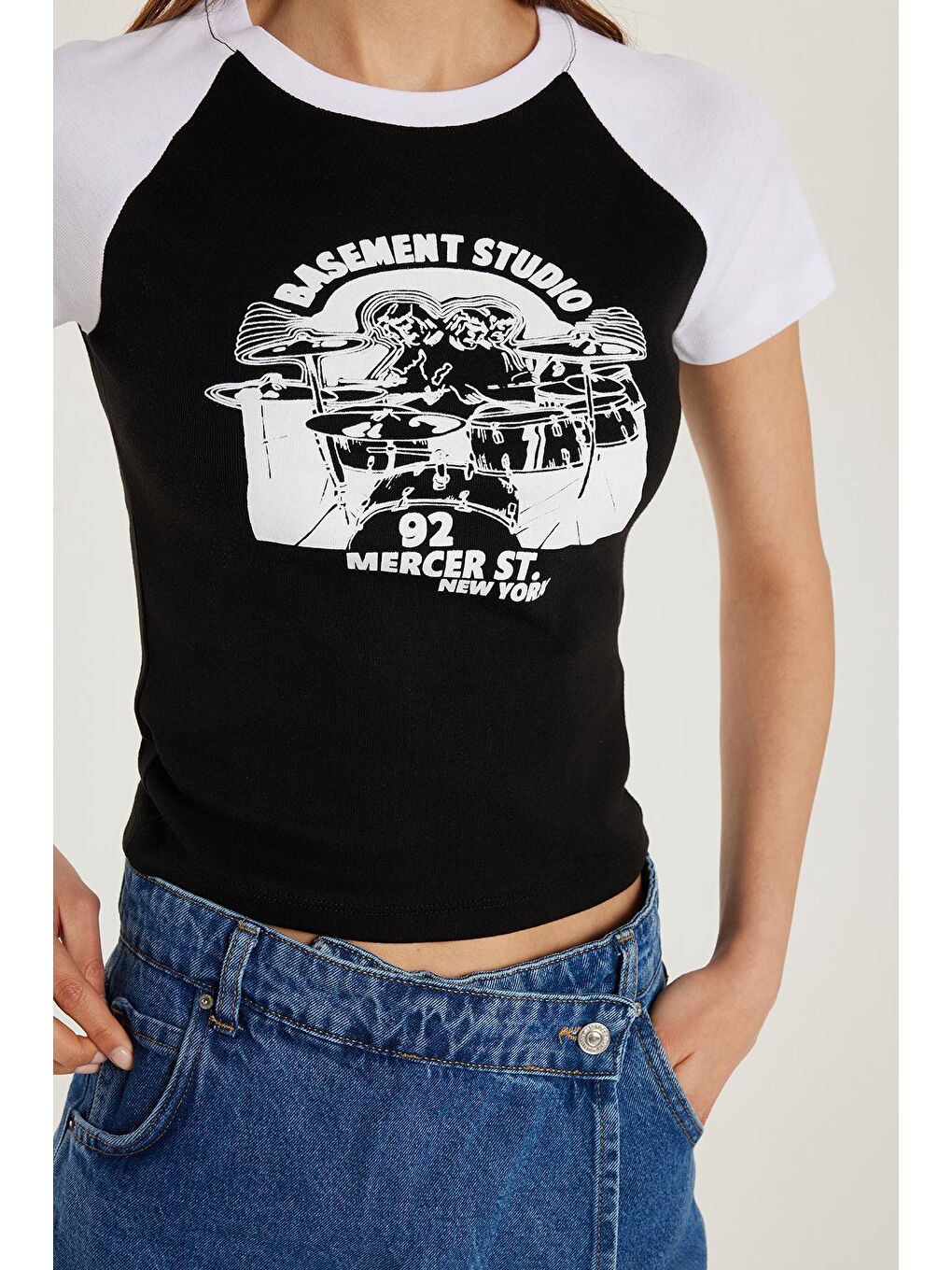 Kadın Slim Fit Dar Kesim %100 Pamuk Kısa Kollu Bisiklet Yaka Baskılı Siyah Tişört-2