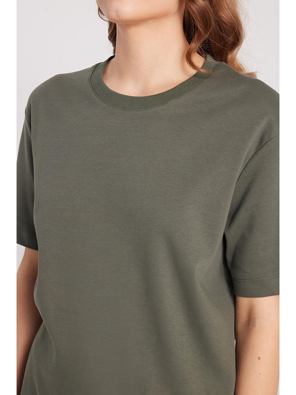 Kadın Relax Fit Rahat Kesim %100 Pamuk Yumuşak Dokulu Hafif Kalın Basic Bisiklet Yaka Haki Tişört-2