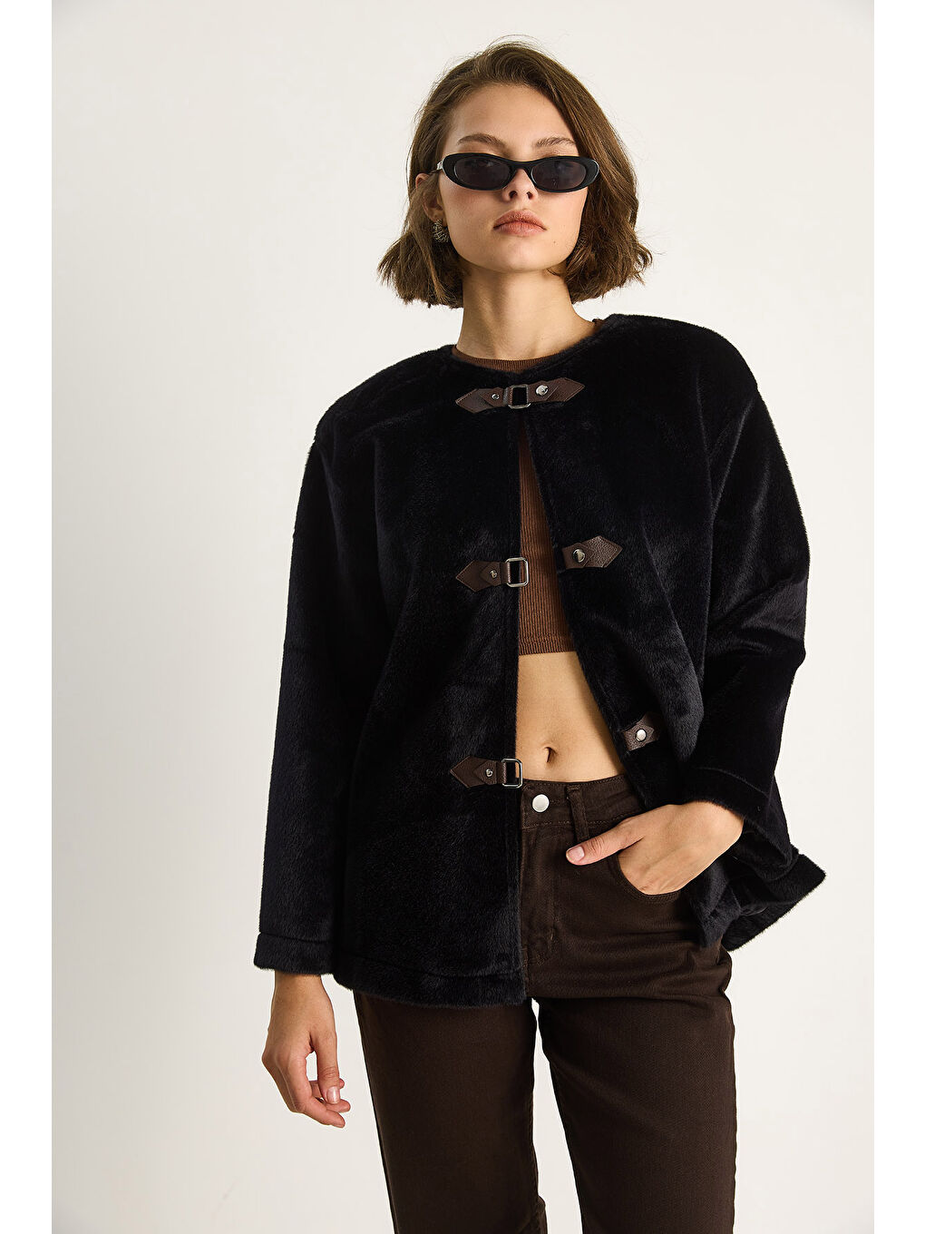 Siyah Kadın Deri Toka Detaylı Astarlı Yün Dokulu Kısa Kaban-1