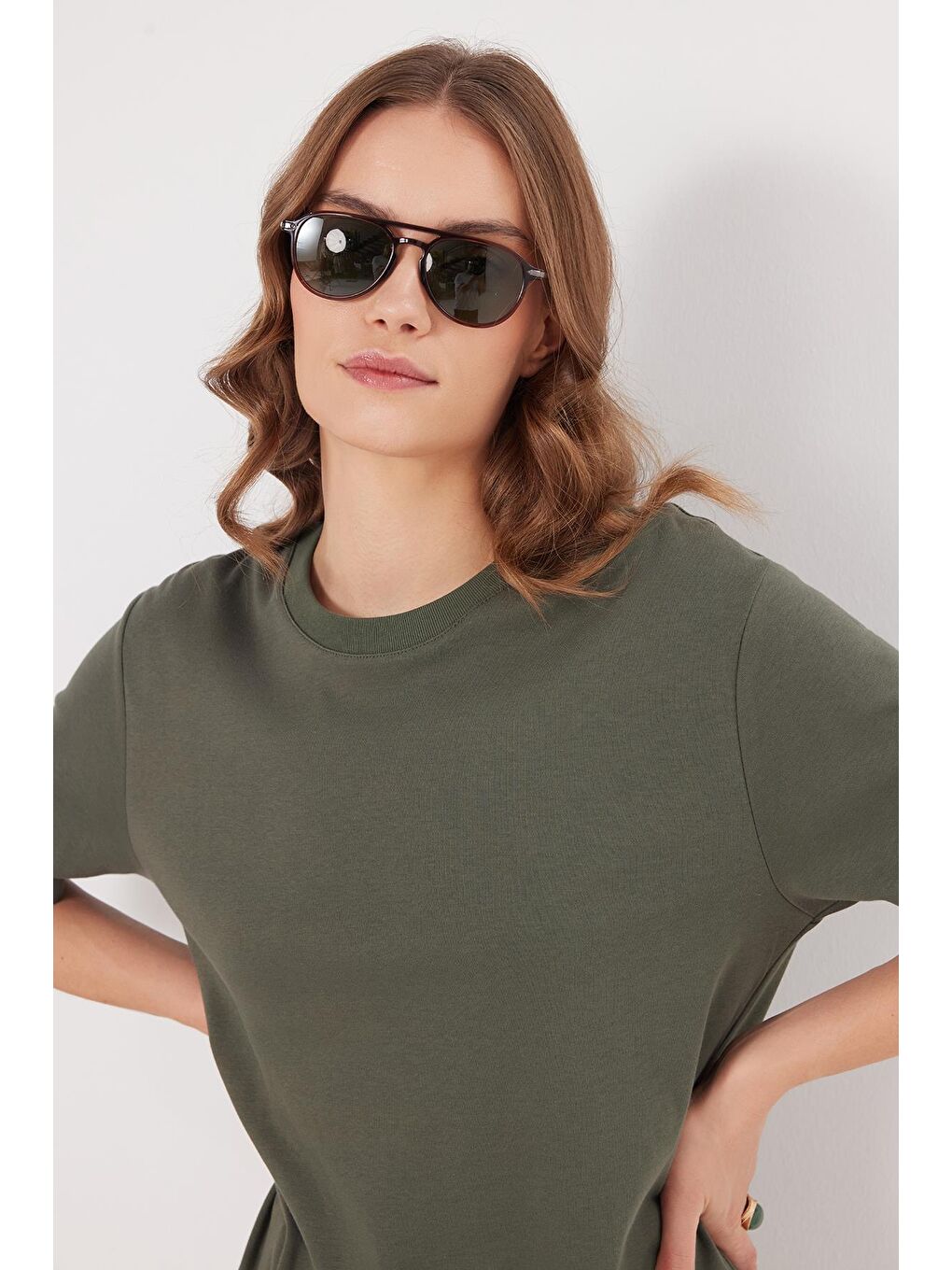 Kadın Relax Fit Rahat Kesim %100 Pamuk Yumuşak Dokulu Hafif Kalın Basic Bisiklet Yaka Haki Tişört-4