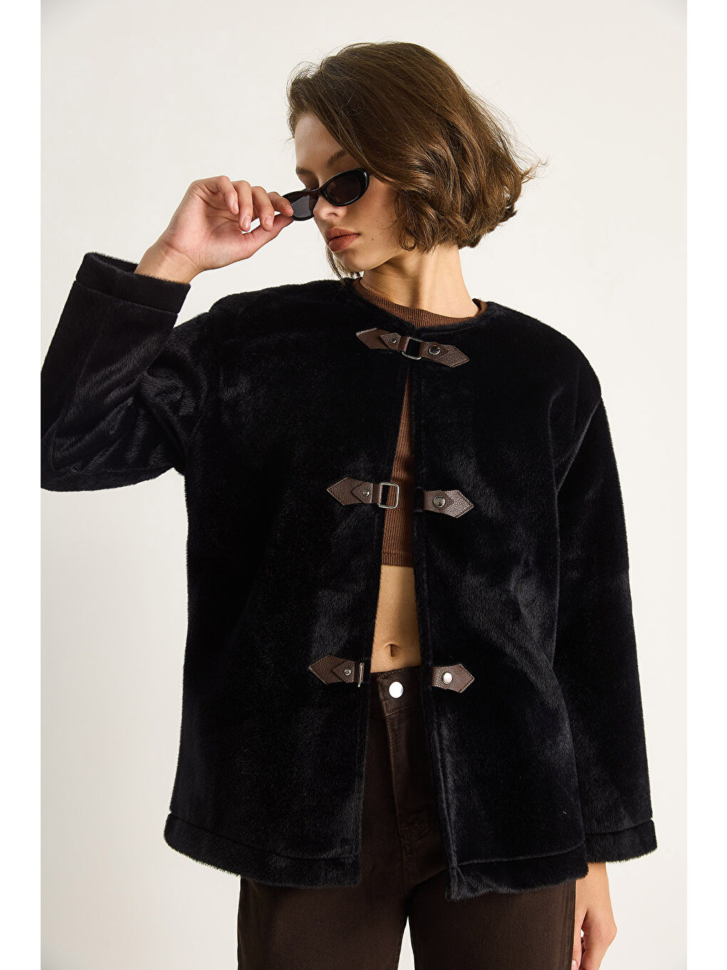 Siyah Kadın Deri Toka Detaylı Astarlı Yün Dokulu Kısa Kaban-2