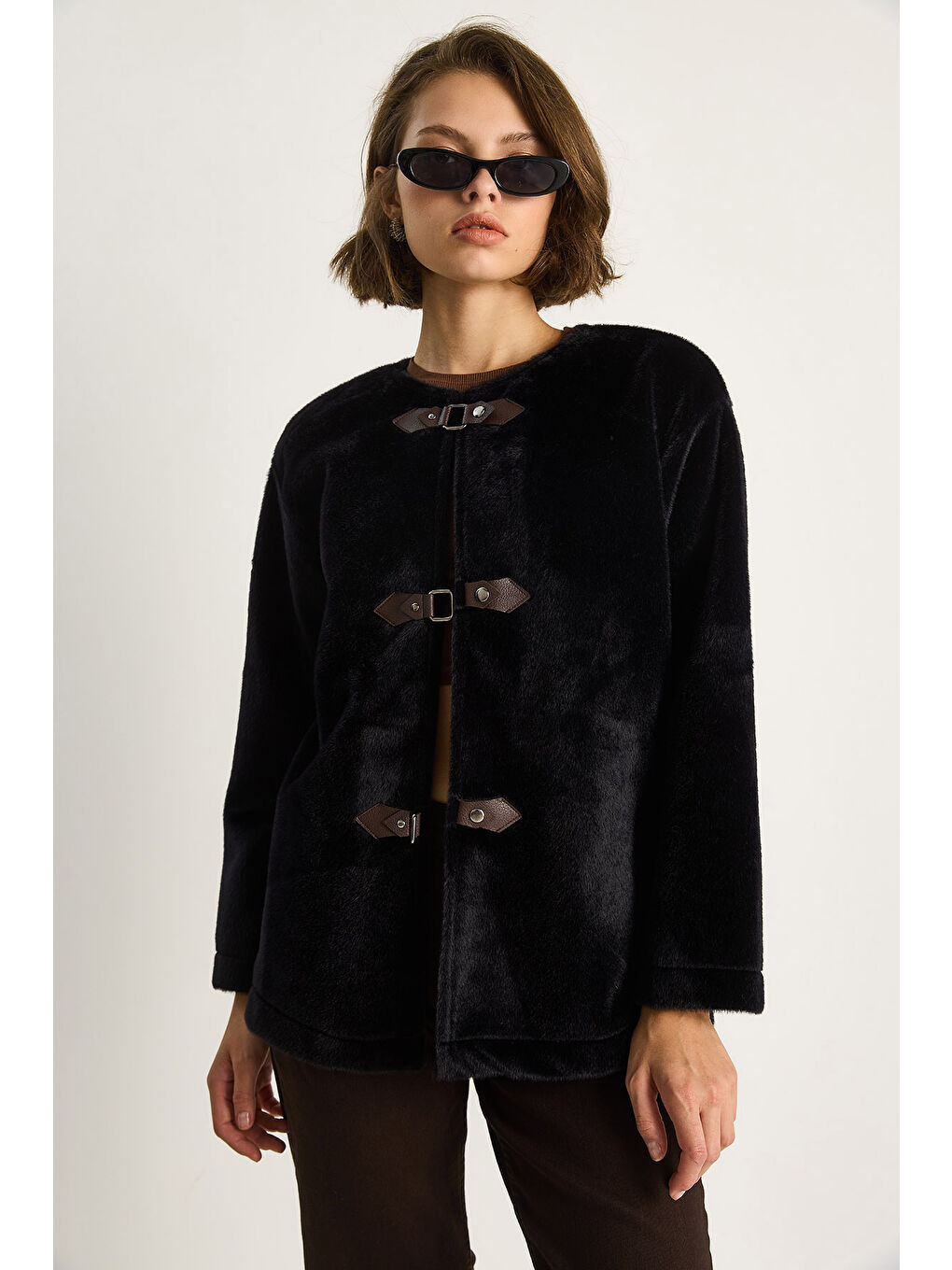 Siyah Kadın Deri Toka Detaylı Astarlı Yün Dokulu Kısa Kaban-3