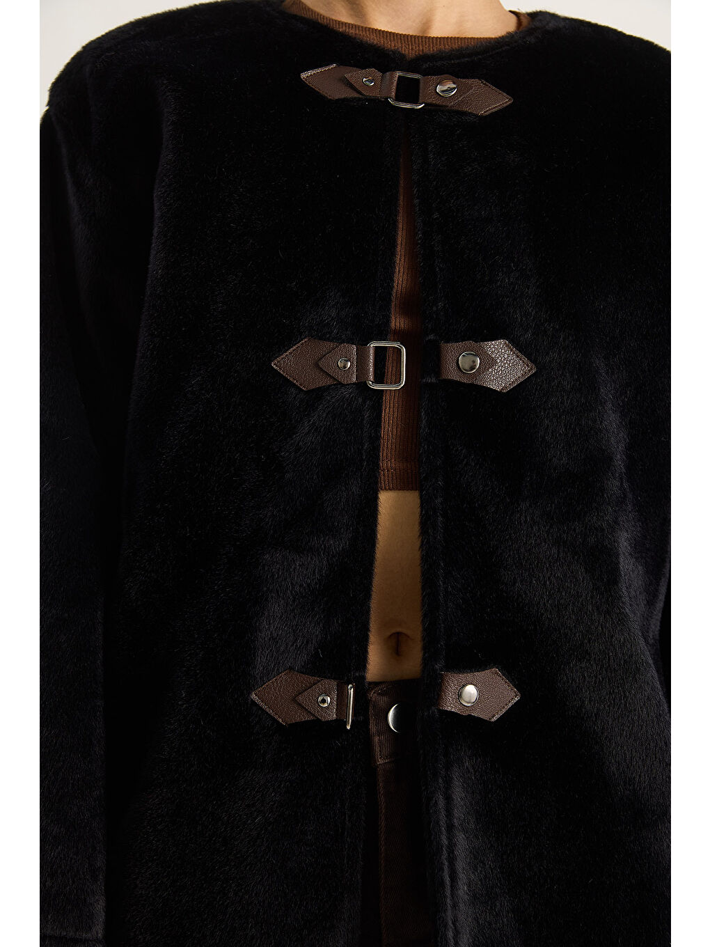 Siyah Kadın Deri Toka Detaylı Astarlı Yün Dokulu Kısa Kaban-4