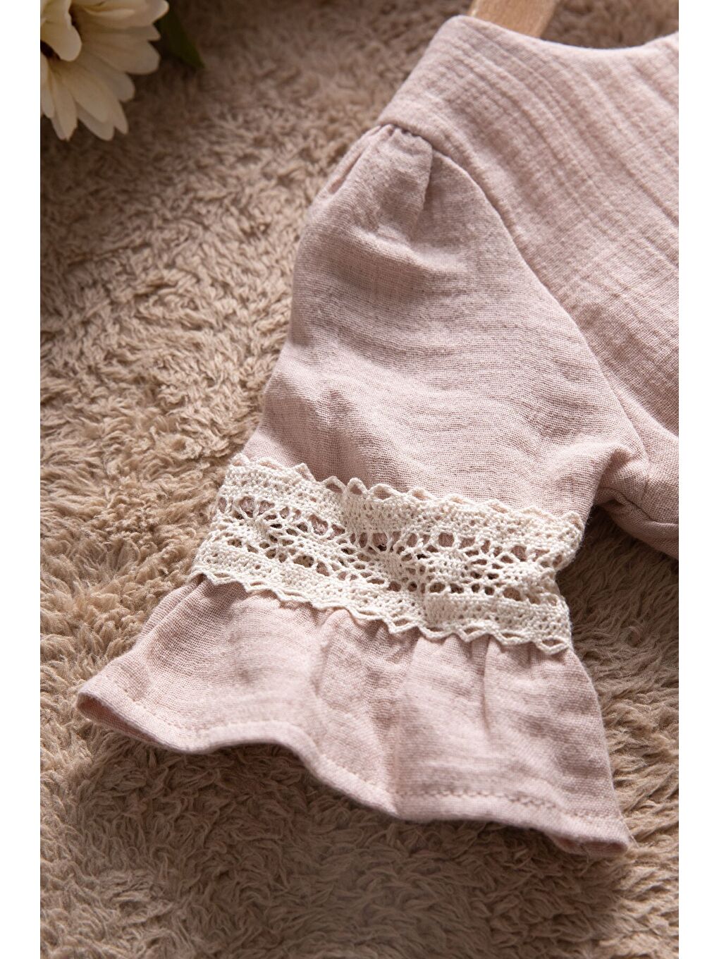 Kahverengi Kolları Dantel Detaylı Kuşaklı Kız Çocuk Müslin Elbise 22669-1