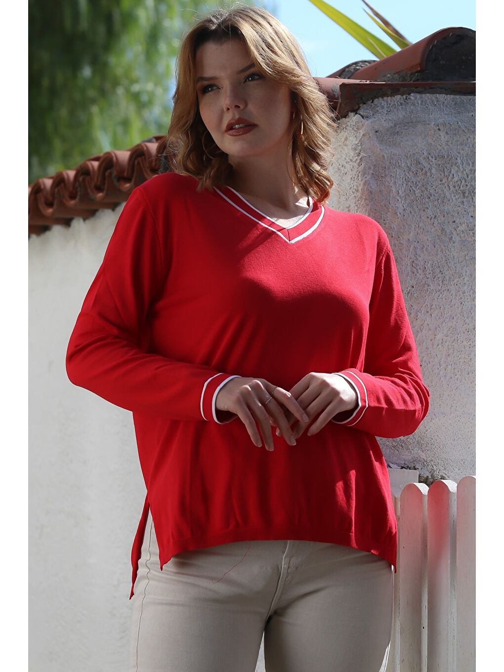 Kırmızı V Yaka Uzun Kol İnce Yırtmaçlı Triko Kazak 65 60