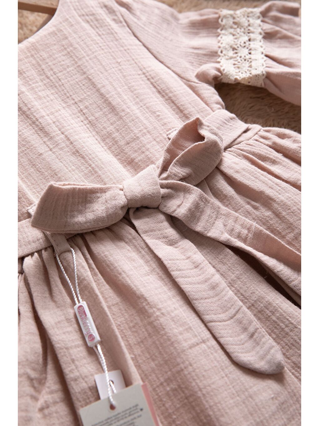 Kahverengi Kolları Dantel Detaylı Kuşaklı Kız Çocuk Müslin Elbise 22669-2