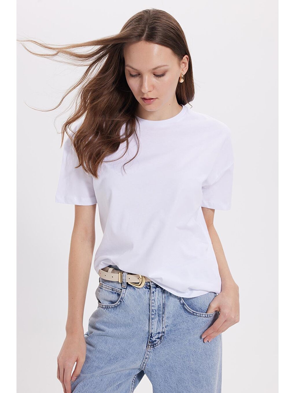 Kadın Relax Fit Rahat Kesim %100 Pamuk Bisiklet Yaka Beyaz Tişört-1