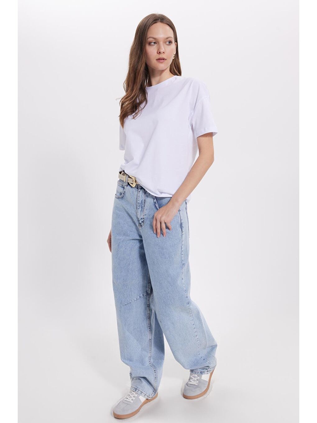 Kadın Relax Fit Rahat Kesim %100 Pamuk Bisiklet Yaka Beyaz Tişört-2