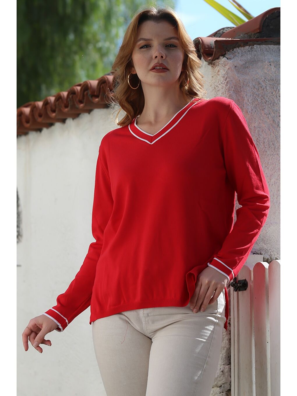 Kırmızı V Yaka Uzun Kol İnce Yırtmaçlı Triko Kazak 65 60-2