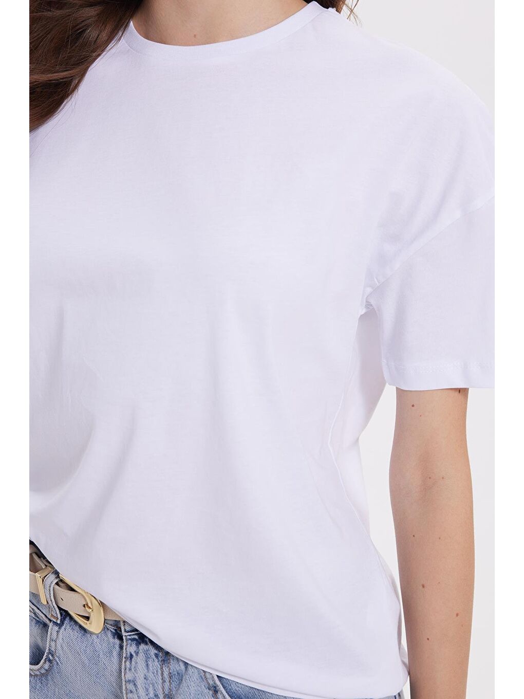 Kadın Relax Fit Rahat Kesim %100 Pamuk Bisiklet Yaka Beyaz Tişört-3