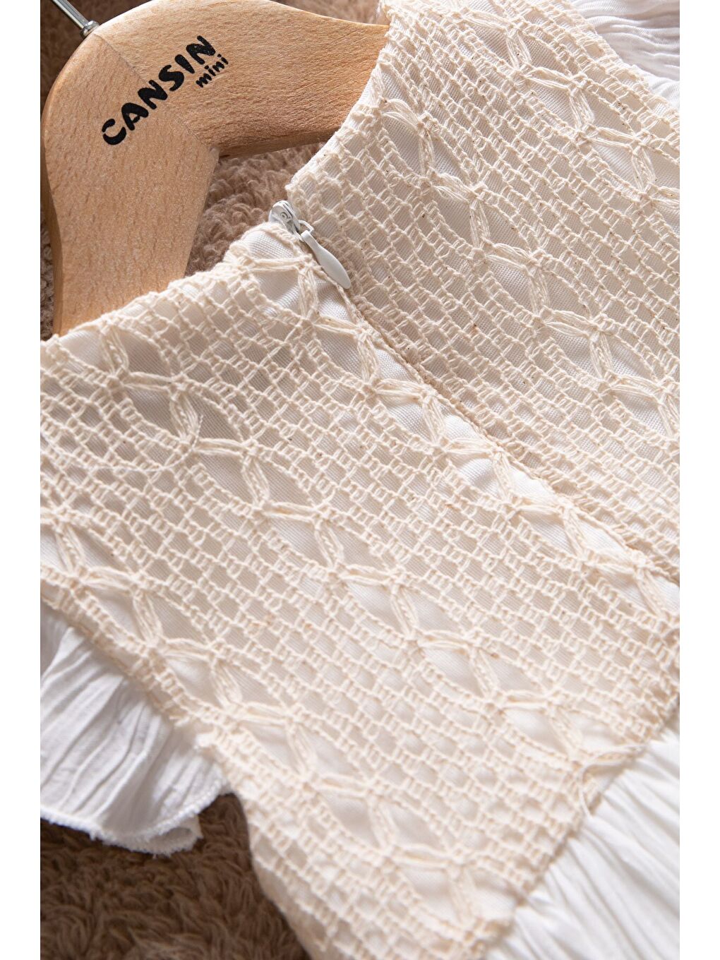 Beyaz Kolları Fırfırlı Dantel İşlemeli Kız Bebek Elbise 22655-4