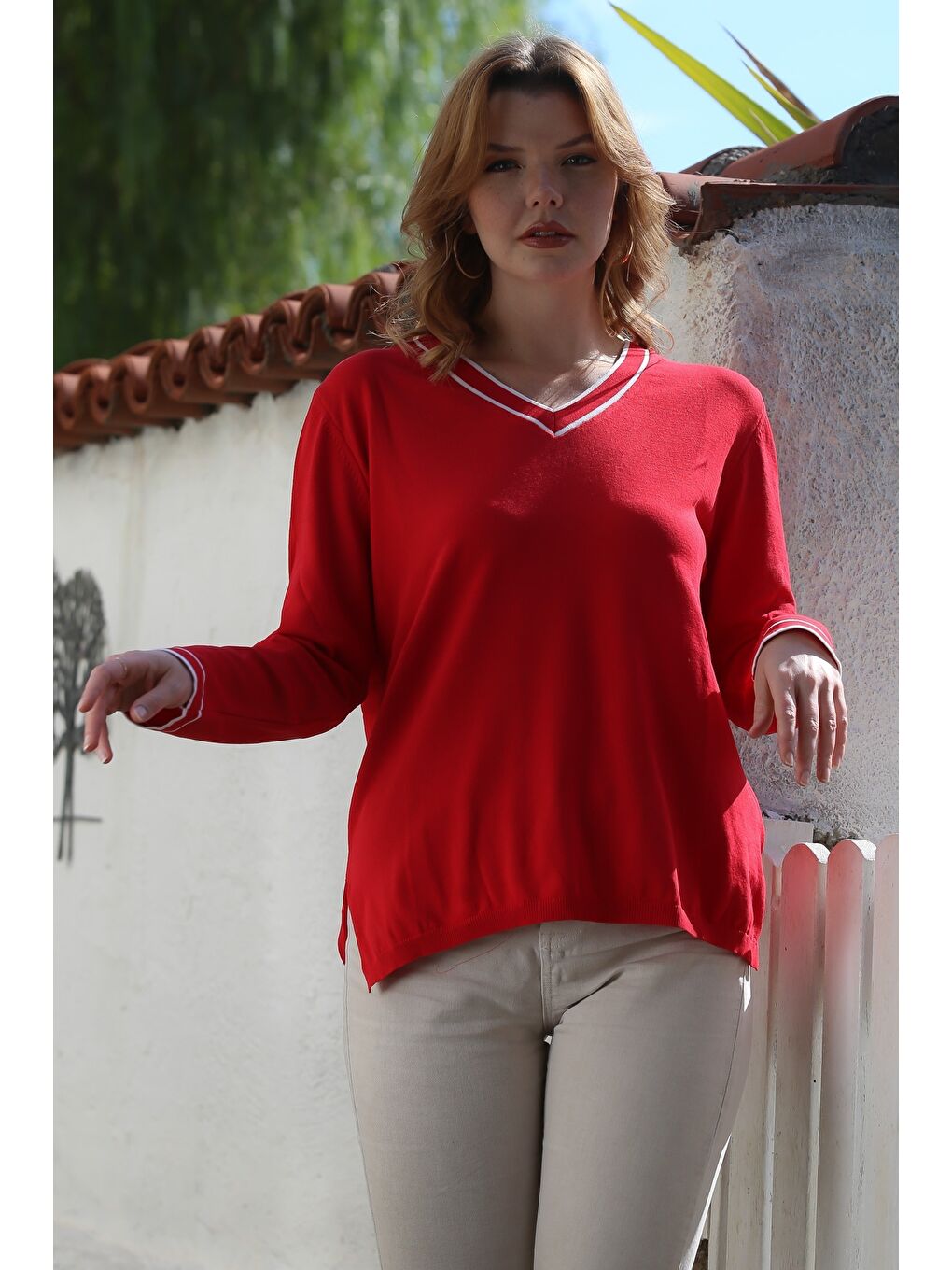 Kırmızı V Yaka Uzun Kol İnce Yırtmaçlı Triko Kazak 65 60-3