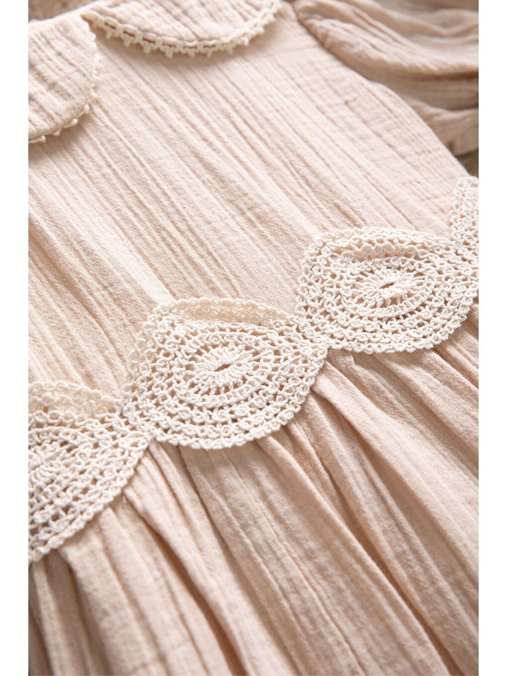 Kahverengi Dantel İşlemeli Kuşaklı Kız Çocuk Müslin Elbise 22660-1