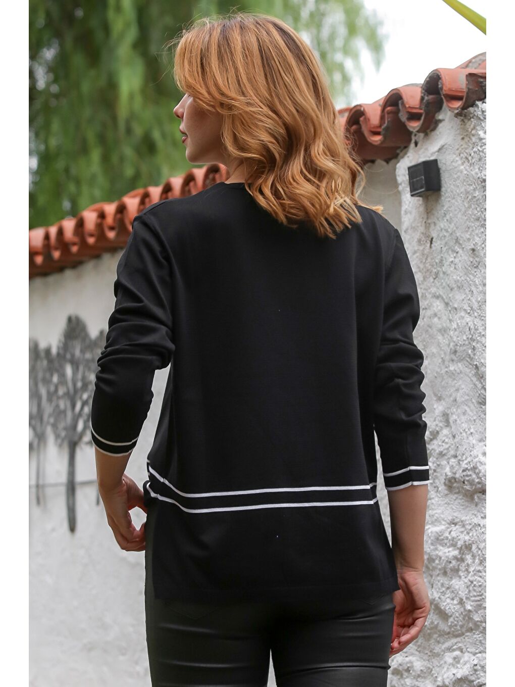 Siyah V Yaka Uzun Kol Yırtmaçlı Şeritli Triko Kazak 65 60-1