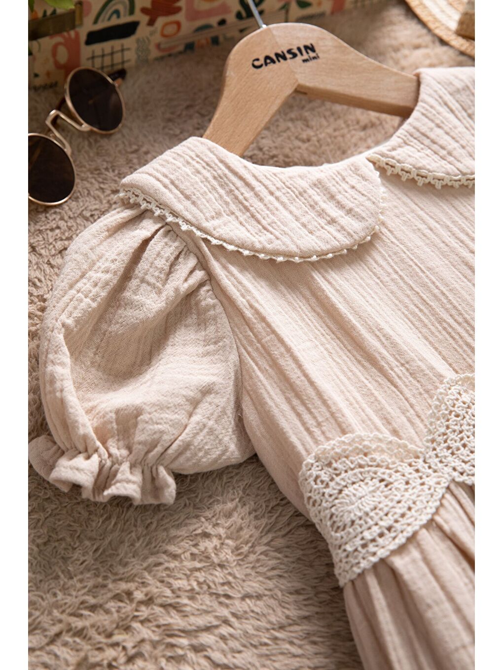 Kahverengi Dantel İşlemeli Kuşaklı Kız Çocuk Müslin Elbise 22660-2