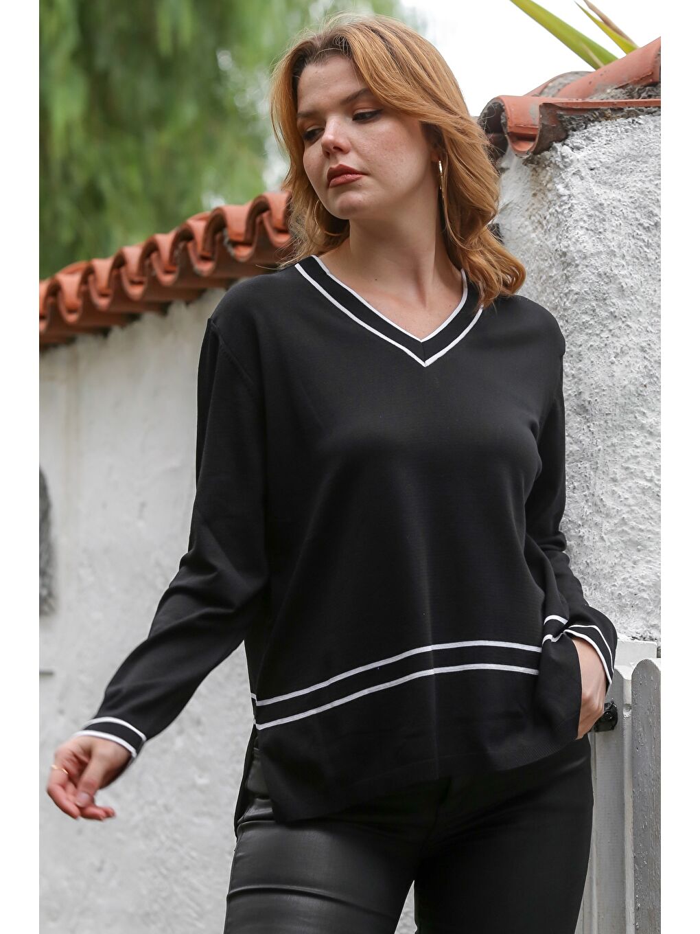 Siyah V Yaka Uzun Kol Yırtmaçlı Şeritli Triko Kazak 65 60-2