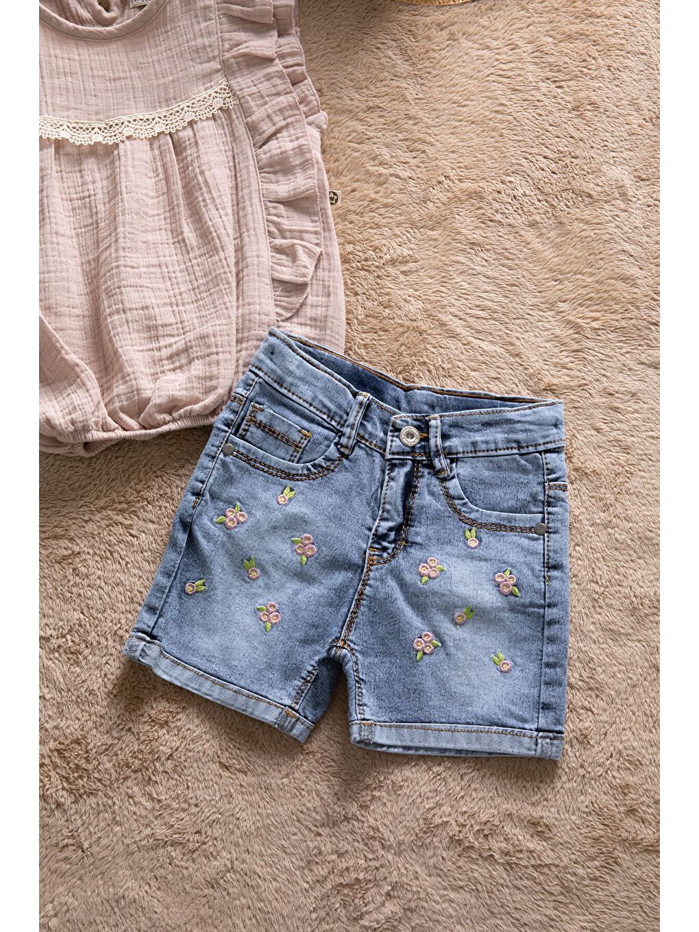 Kahverengi Dantel Detaylı Bluzlu Jean Şortlu Kız Çocuk 2li Takım 22662-1