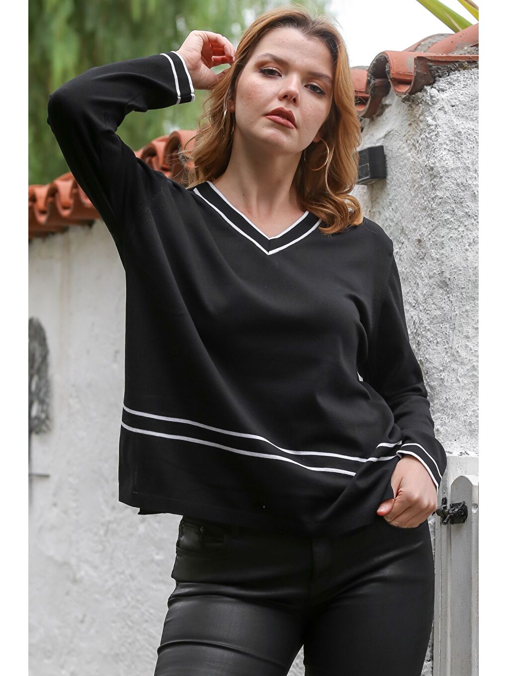 Siyah V Yaka Uzun Kol Yırtmaçlı Şeritli Triko Kazak 65 60-3