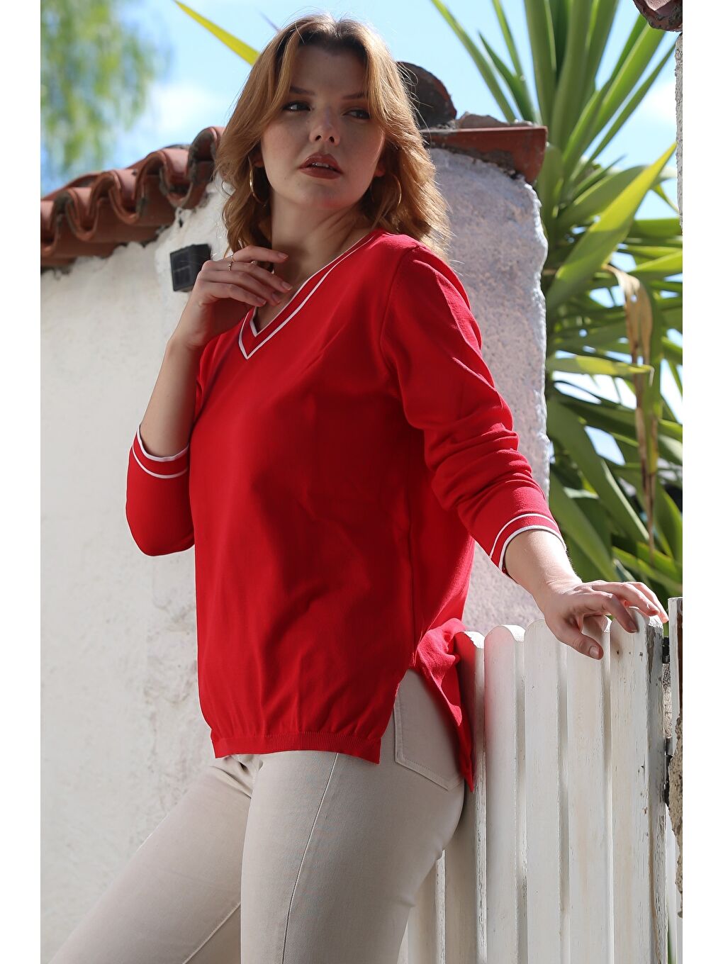 Kırmızı V Yaka Uzun Kol İnce Yırtmaçlı Triko Kazak 65 60-6