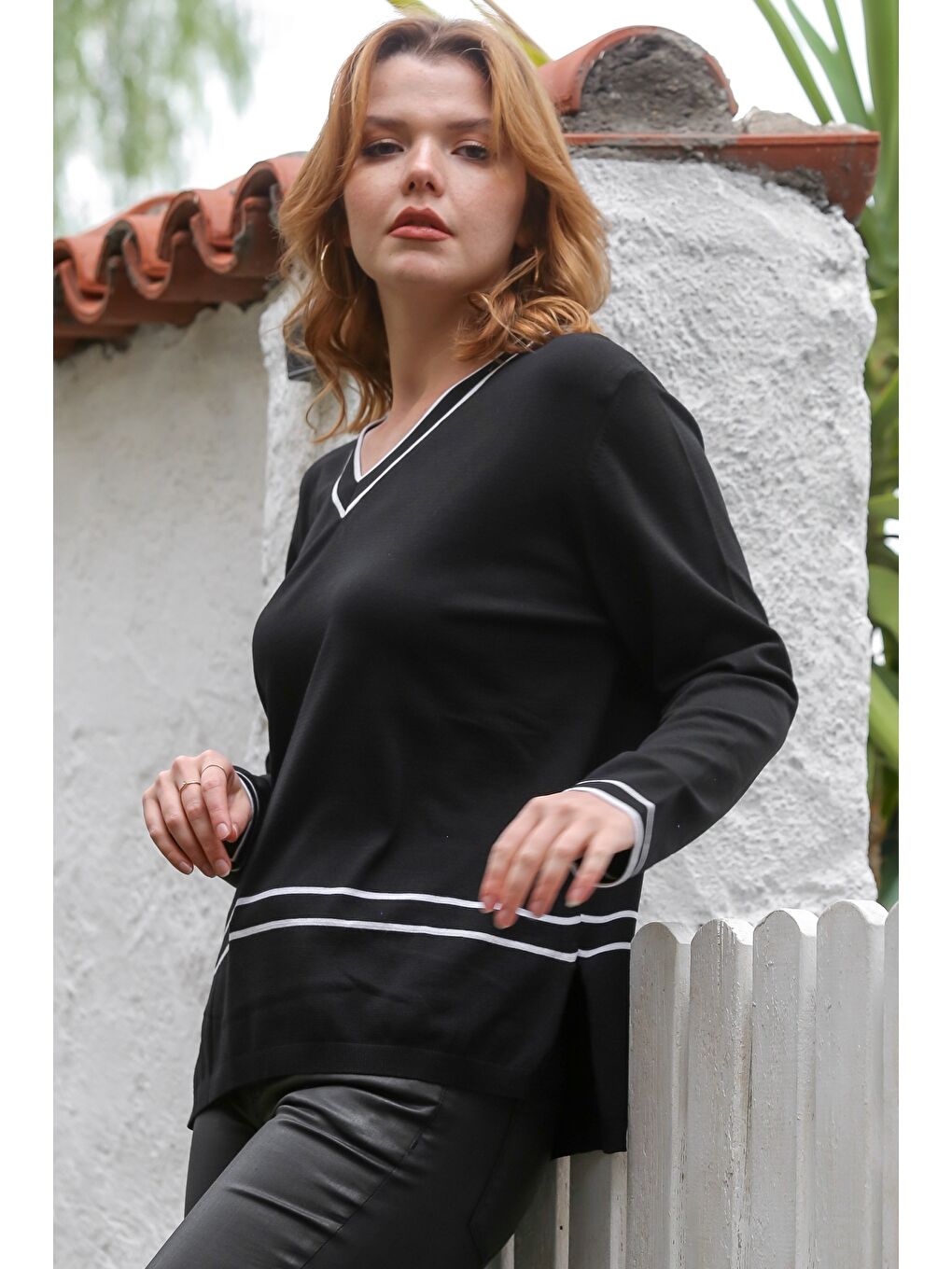 Siyah V Yaka Uzun Kol Yırtmaçlı Şeritli Triko Kazak 65 60-4