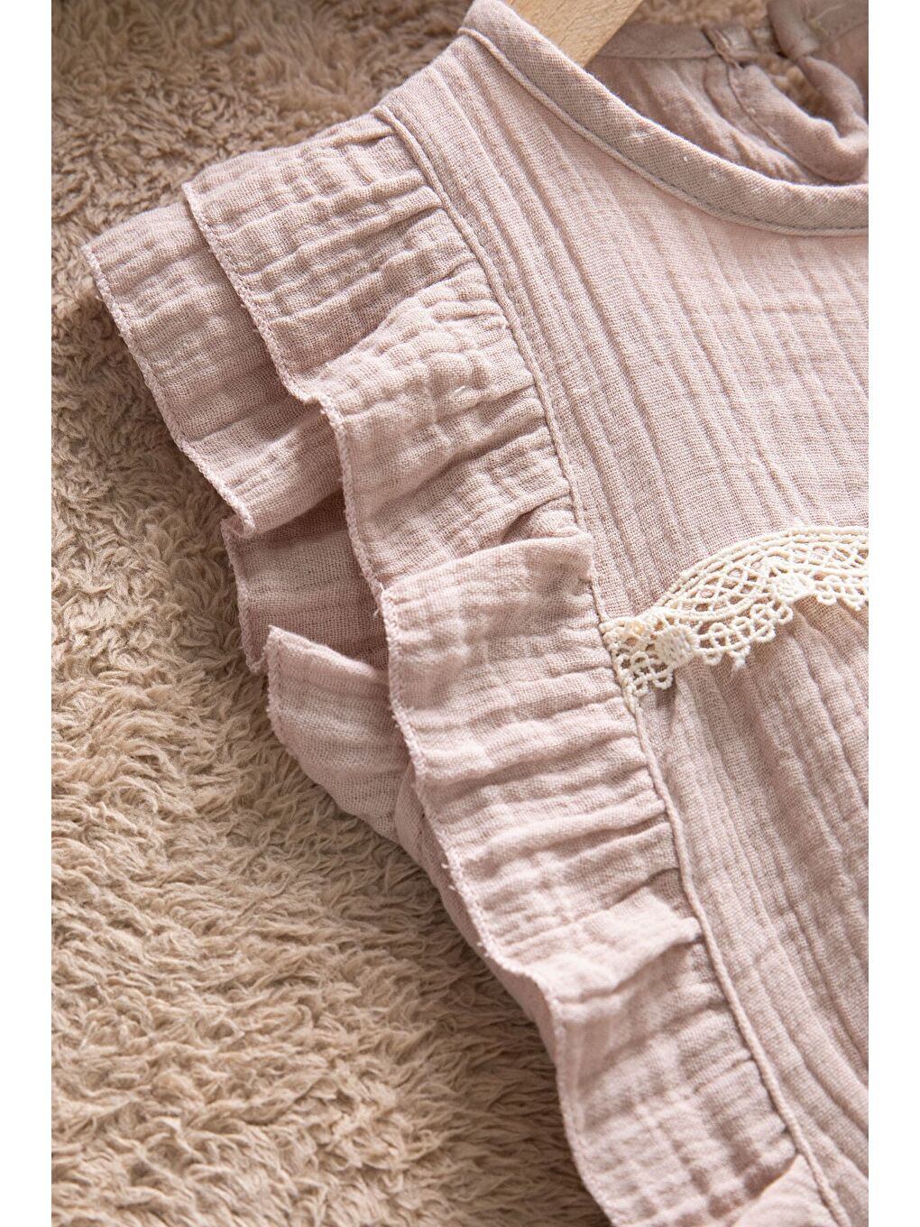 Kahverengi Dantel Detaylı Bluzlu Jean Şortlu Kız Çocuk 2li Takım 22662-3