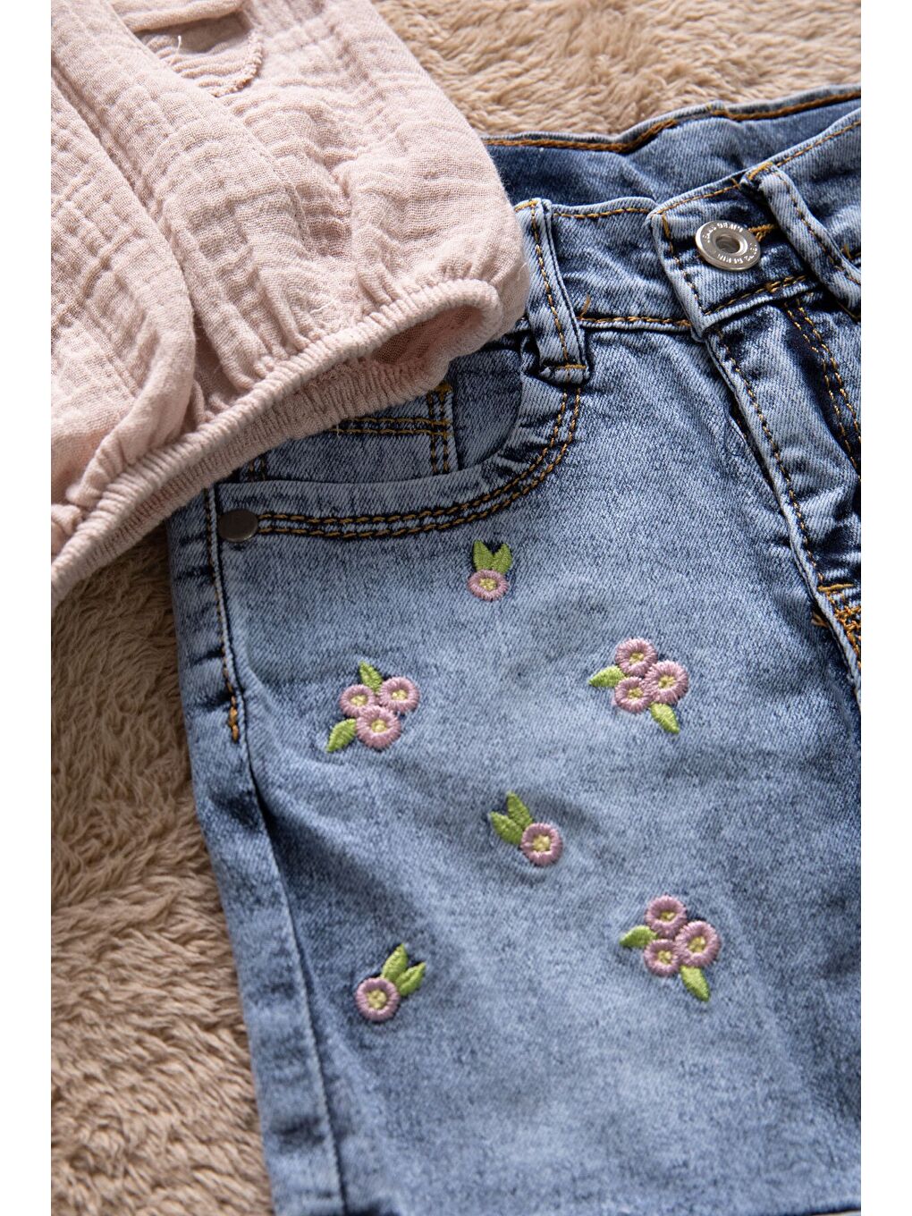 Kahverengi Dantel Detaylı Bluzlu Jean Şortlu Kız Çocuk 2li Takım 22662-4