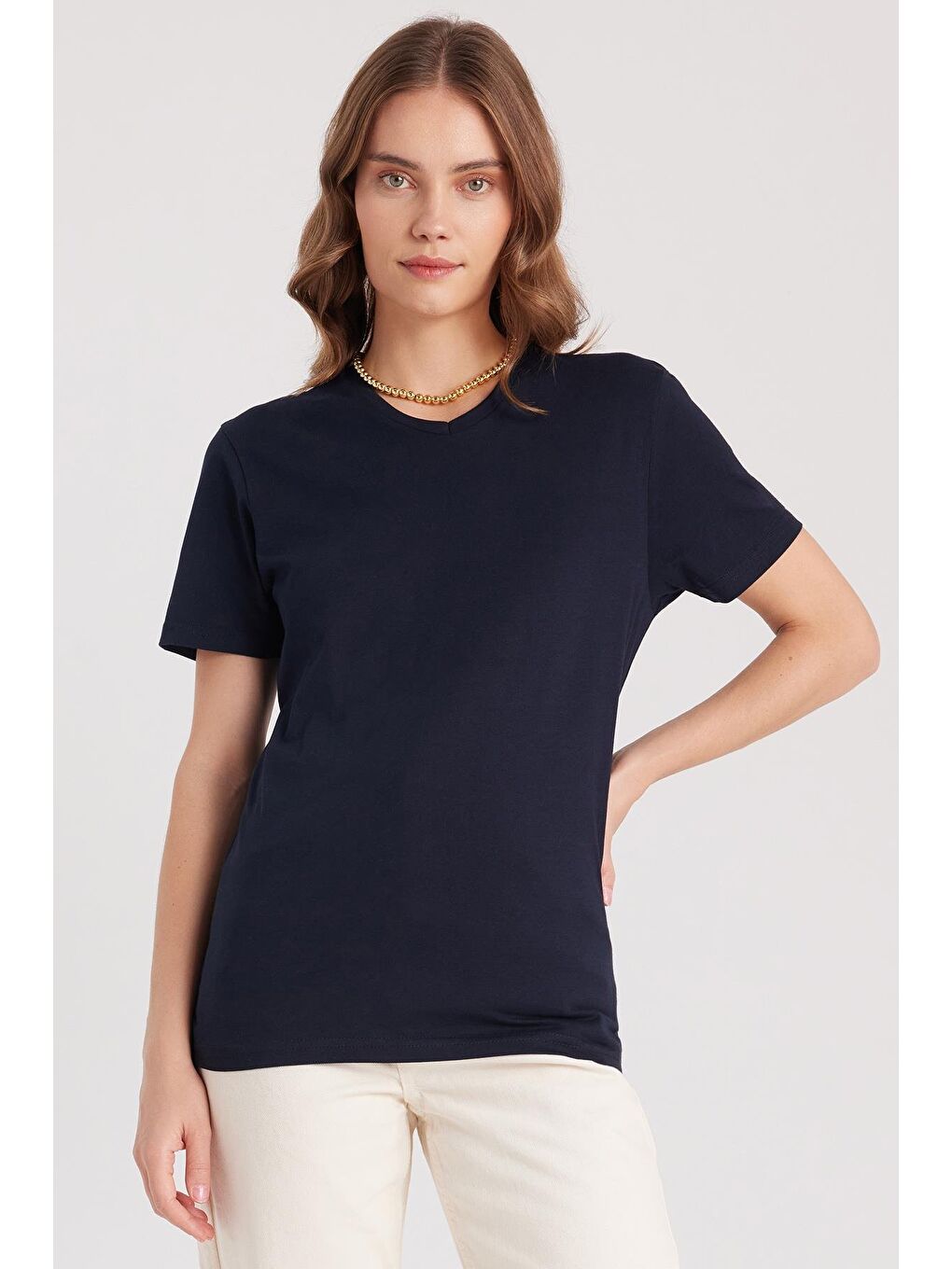 Kadın Slim Fit Dar Kesim %100 Pamuk Yumuşak Dokulu Lacivert V Yaka Tişört-4