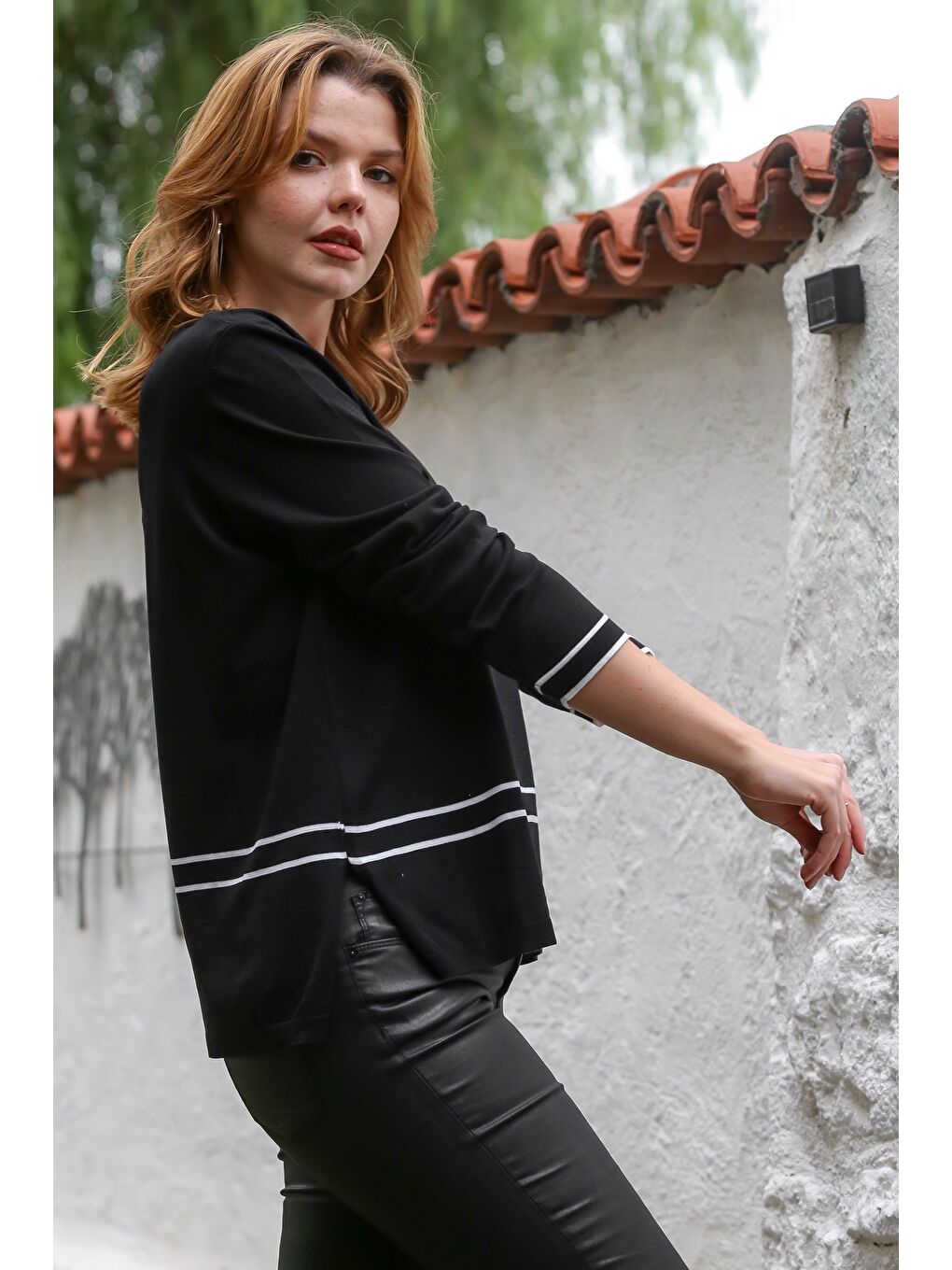 Siyah V Yaka Uzun Kol Yırtmaçlı Şeritli Triko Kazak 65 60-6