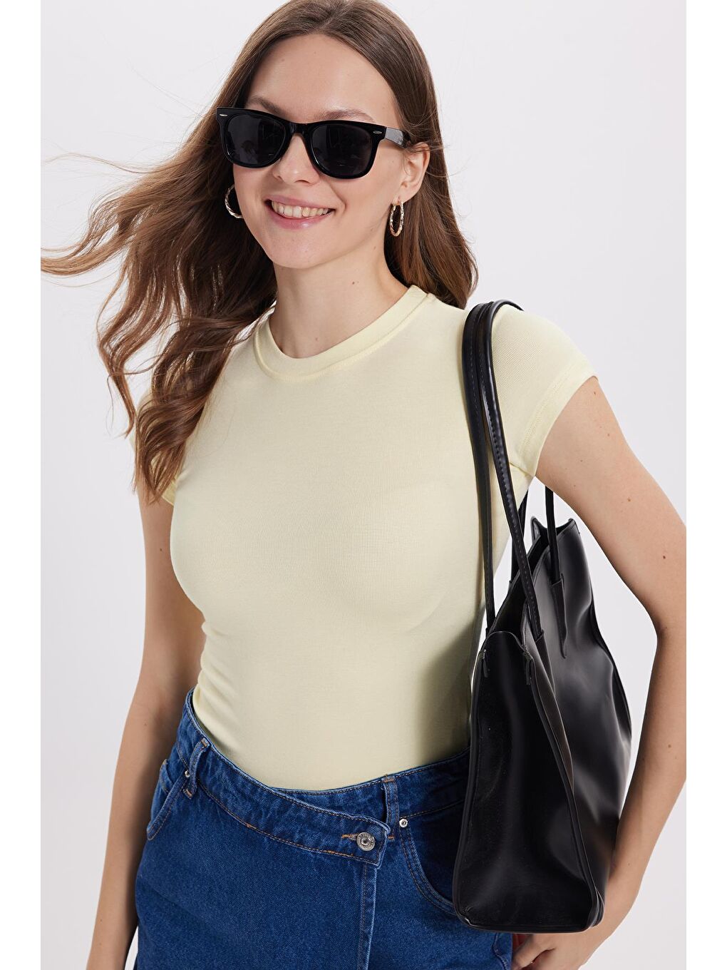 Kadın Regular Fit Klasik Kesim Bisiklet Yaka Viskon Kumaş Ultra Soft Sarı Tişört-1